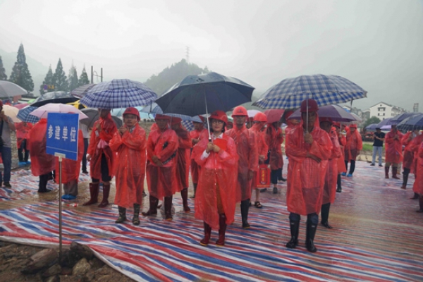 古堰畫鄉(xiāng)游客接待中心建設(shè)項(xiàng)目舉行開(kāi)工儀式