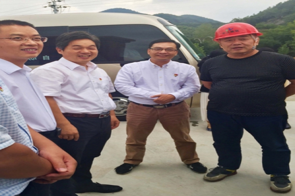 市委常委、區(qū)委書記葛學(xué)斌視察古堰畫鄉(xiāng)游客接待中心建設(shè)項目