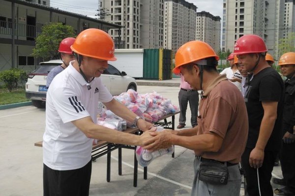 市建設局、市建筑業(yè)協(xié)會領導親臨現(xiàn)場慰問一線工人